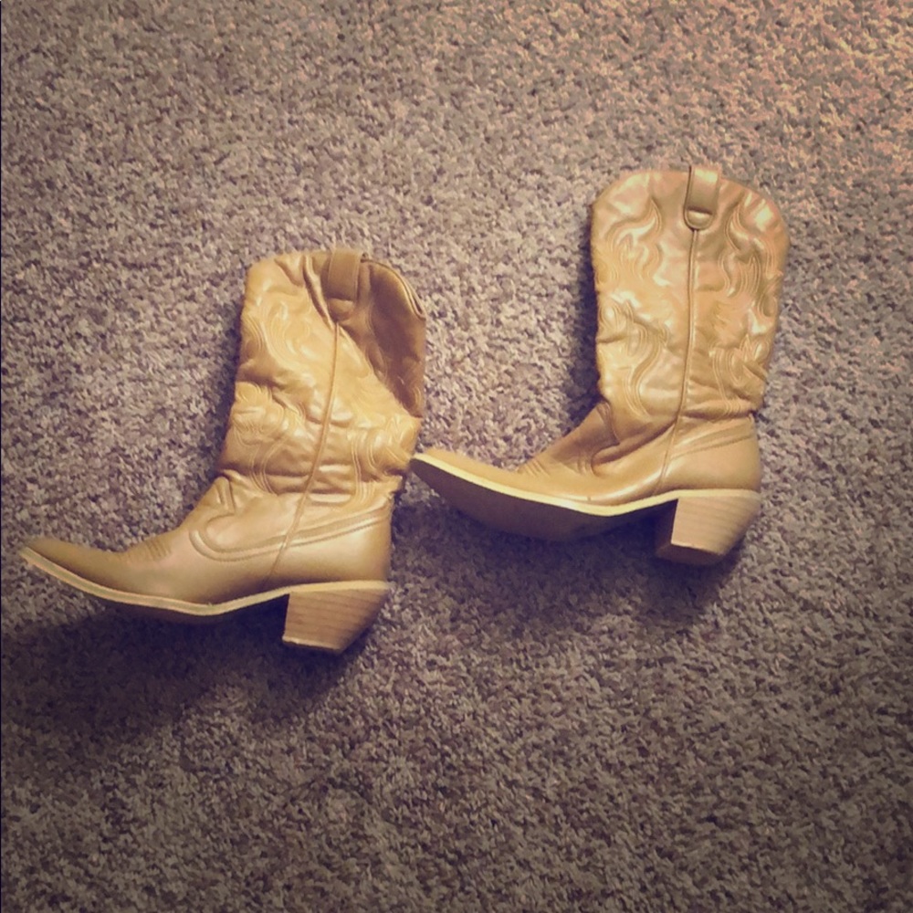 Tan pointed toe boots